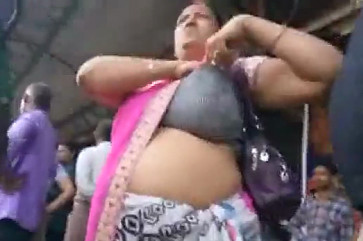 Bhabhi fat tummy putting her stuff in blouse