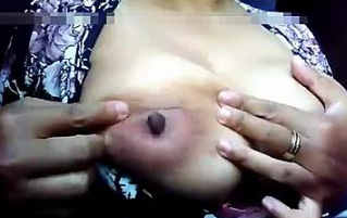 Desi wife showing hyge boobs and nipple play