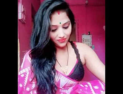 Cute house wife puja sharma navel show in bra