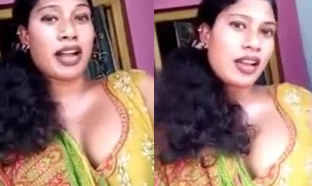 Very sexy andhara Aunty with deep clevage talking