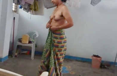 indian sunita bhabhi nude saree change caught by devar
