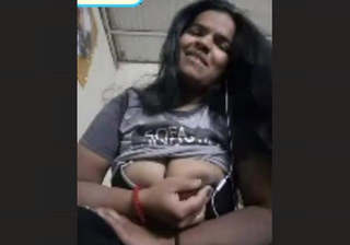 Desi hot girl showing boobs vdo