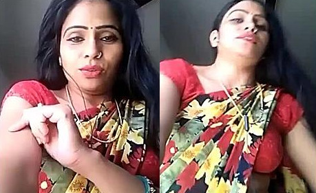 Girl showing sexy saree navel