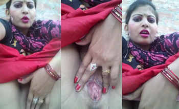 Horny Desi Babe Showing Her Pussy Hole With Moan