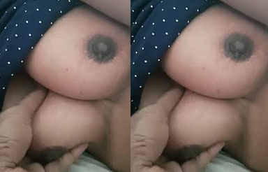Desi girlfriend boobs pressing by bf