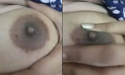 Sexy Indian Girl Showing her Boob