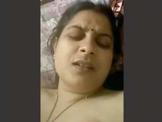 Sexy Bhabhi Showing On Video Call 2 Clips Part 1