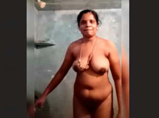 Desi Mallu Bhabhi Bathing Vdo
